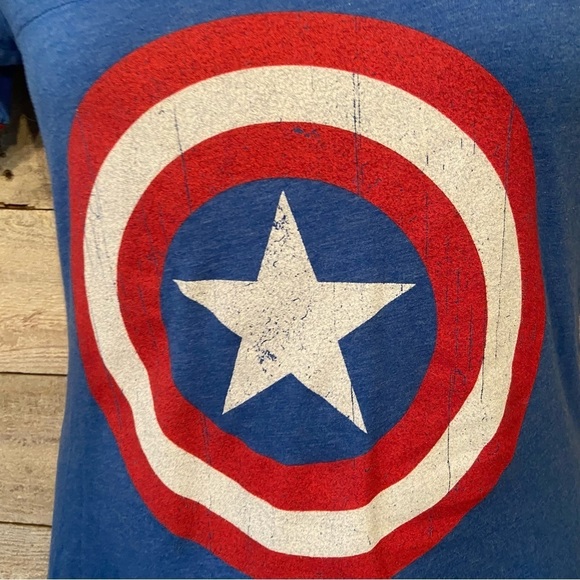 🛍️3/$30 Marvel women’s captain America factory faded t-shirt in size large - Picture 5 of 6